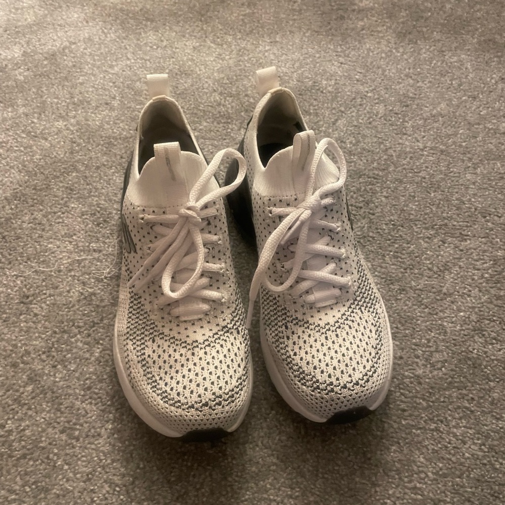 Like New Skechers women’s size 7 Memory Foam Athletic Sneakers